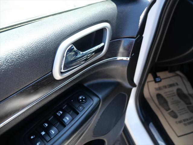 Photo of 2018 Bright White Clearcoat Jeep Grand Cherokee