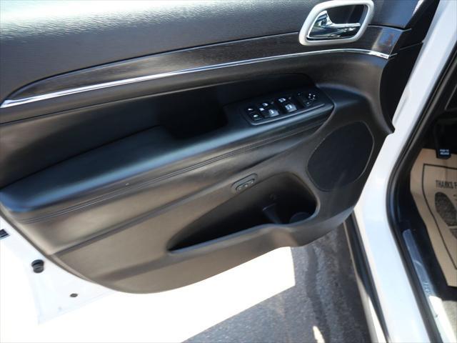 Photo of 2018 Bright White Clearcoat Jeep Grand Cherokee
