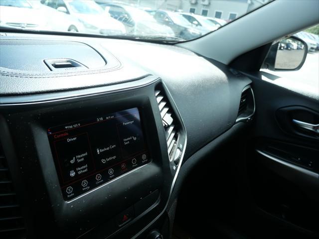 Photo of 2019 Bright White Clearcoat Jeep Cherokee