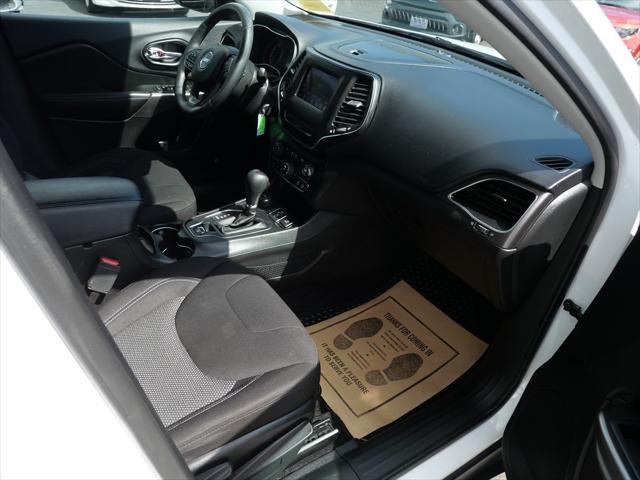 Photo of 2019 Bright White Clearcoat Jeep Cherokee