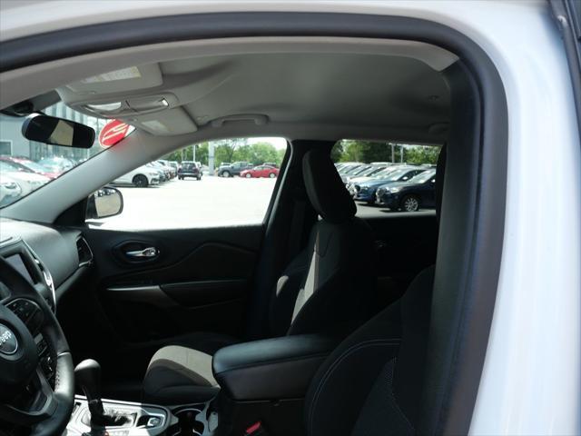 Photo of 2019 Bright White Clearcoat Jeep Cherokee