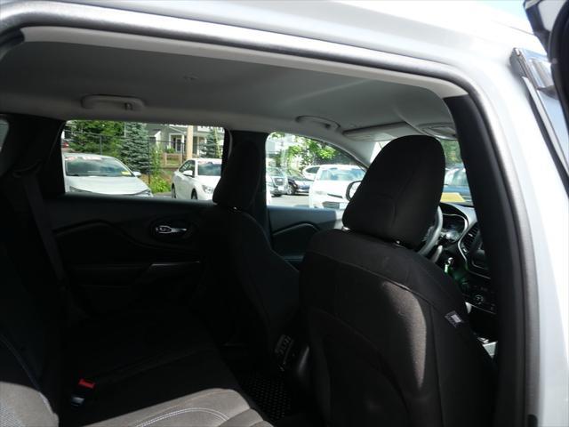 Photo of 2019 Bright White Clearcoat Jeep Cherokee