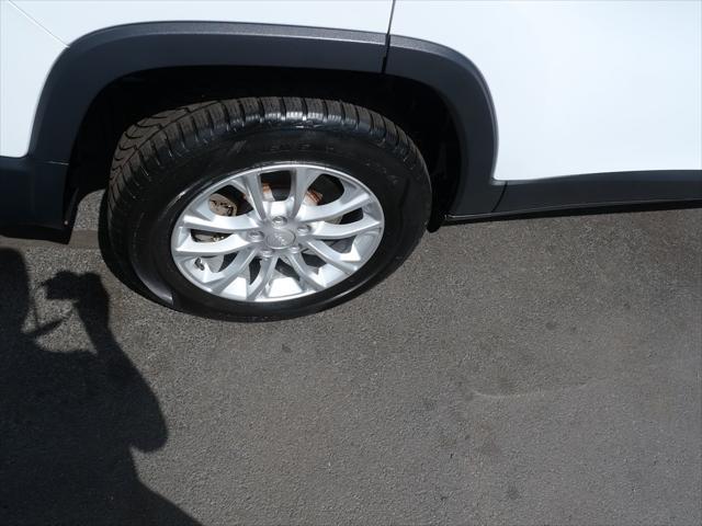 Photo of 2019 Bright White Clearcoat Jeep Cherokee
