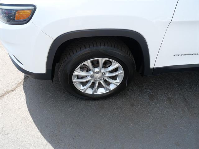 Photo of 2019 Bright White Clearcoat Jeep Cherokee