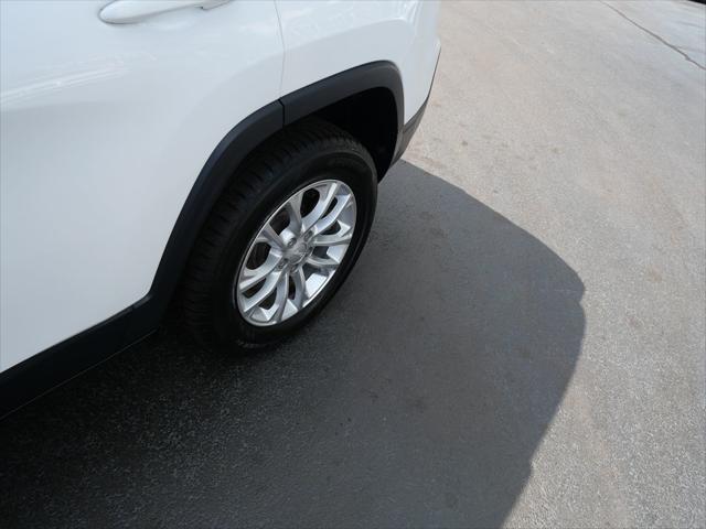 Photo of 2019 Bright White Clearcoat Jeep Cherokee