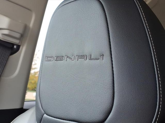 Photo of 2021 Onyx Black GMC Canyon