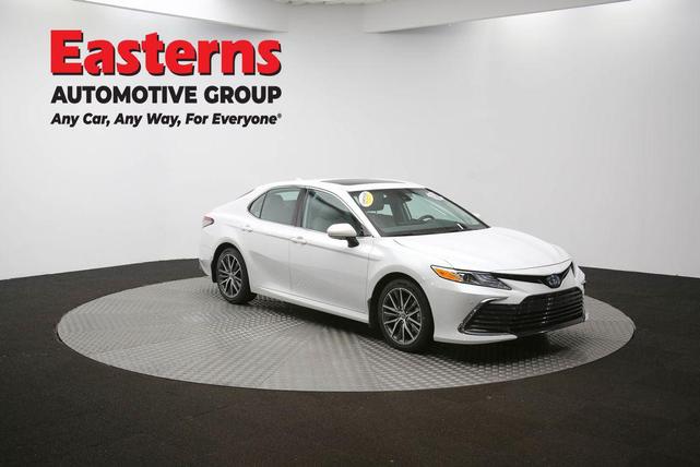 Photo of 2022 Wind Chill Pearl Toyota Camry Hybrid