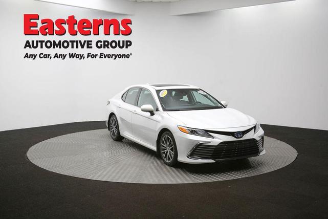 Photo of 2022 Wind Chill Pearl Toyota Camry Hybrid