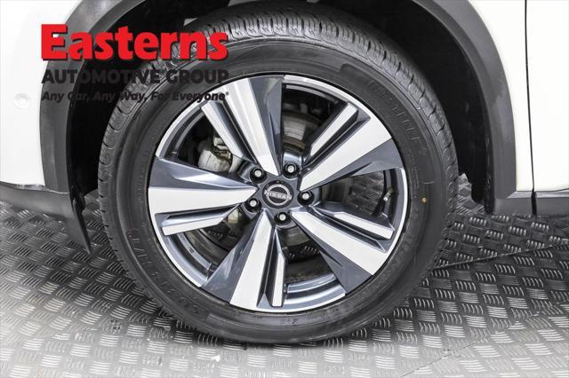 Photo of 2023 Pearl White Tricoat Nissan Rogue