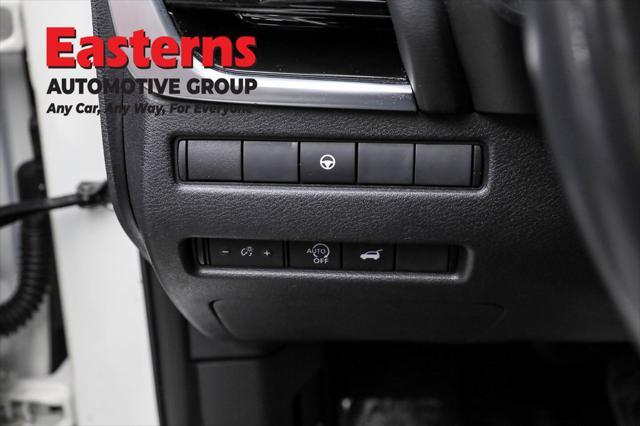 Photo of 2023 Pearl White Tricoat Nissan Rogue