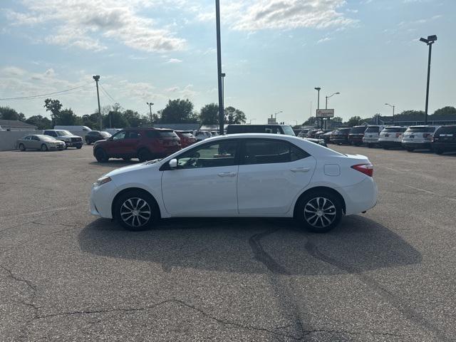 Photo of 2014 Super White Toyota Corolla