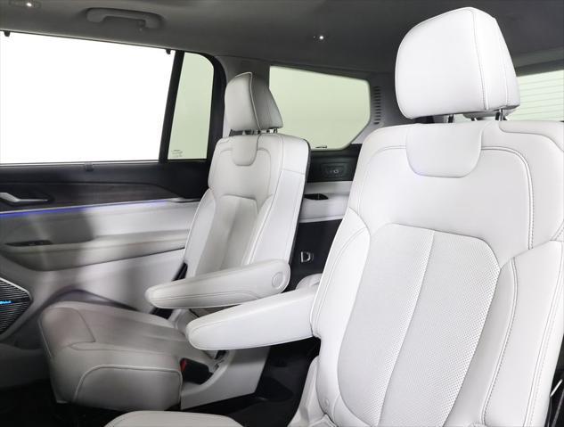 Photo of 2022 Rocky Mountain Pearlcoat Jeep Grand Cherokee L