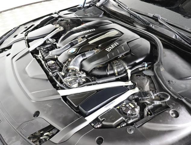 Photo of 2019 Black Sapphire Metallic BMW 750