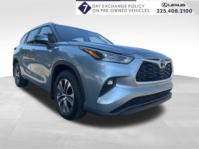 Photo of 2024 Moon Dust Toyota Highlander