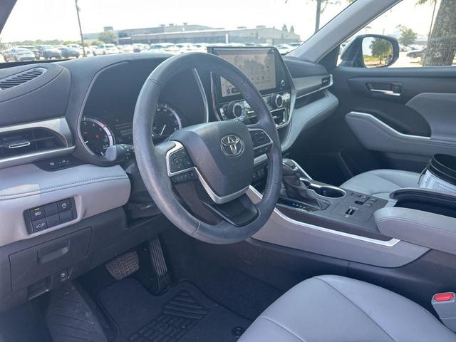 Photo of 2024 Moon Dust Toyota Highlander