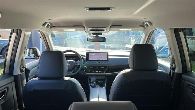 Photo of 2025 Champagne Silve Nissan Rogue