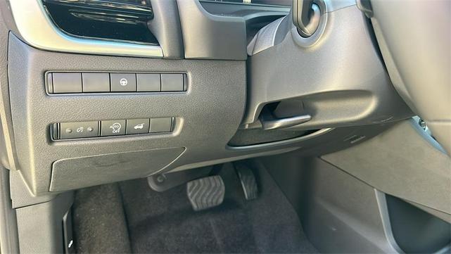 Photo of 2025 Champagne Silve Nissan Rogue