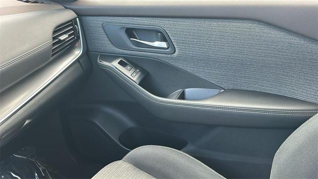Photo of 2021 White Nissan Rogue