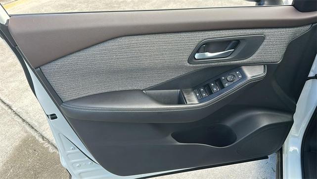 Photo of 2021 White Nissan Rogue