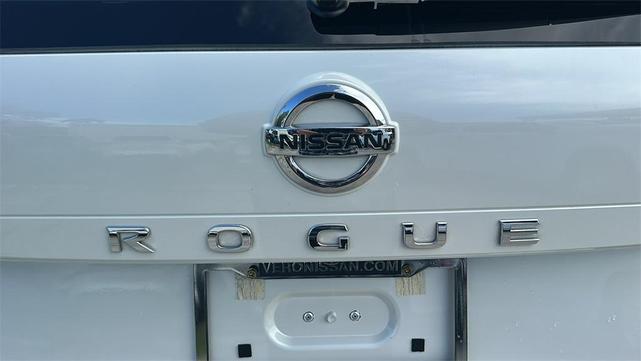 Photo of 2021 White Nissan Rogue