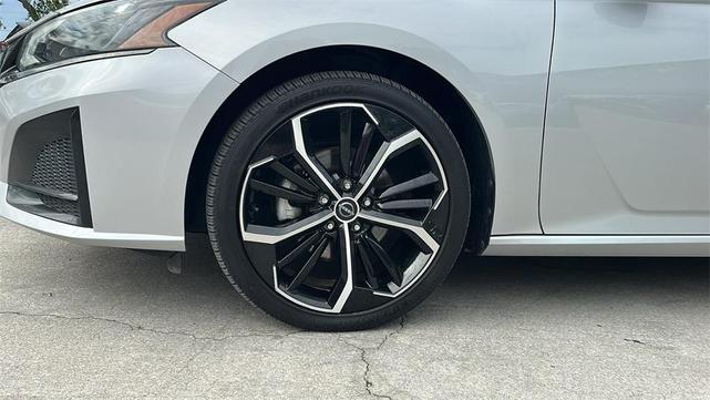 Photo of 2023 Brilliant Silver Metallic Nissan Altima
