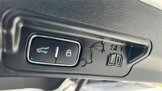Photo of 2024 Star White Ford Explorer