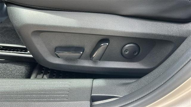 Photo of 2024 Champagne Silve Nissan Rogue