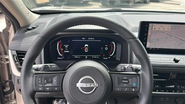 Photo of 2024 Champagne Silve Nissan Rogue