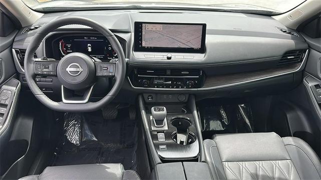 Photo of 2024 Champagne Silve Nissan Rogue
