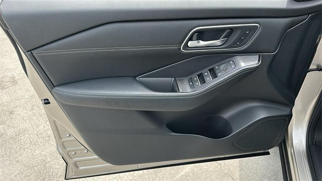 Photo of 2024 Champagne Silve Nissan Rogue