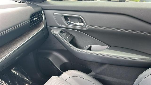 Photo of 2024 Champagne Silve Nissan Rogue