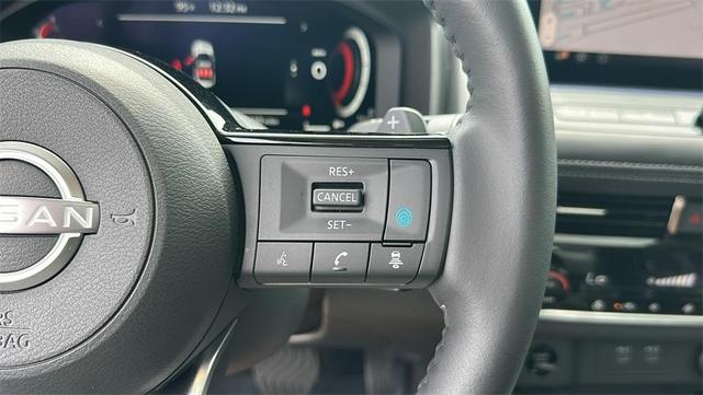 Photo of 2024 Champagne Silve Nissan Rogue