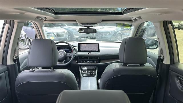 Photo of 2024 Champagne Silve Nissan Rogue