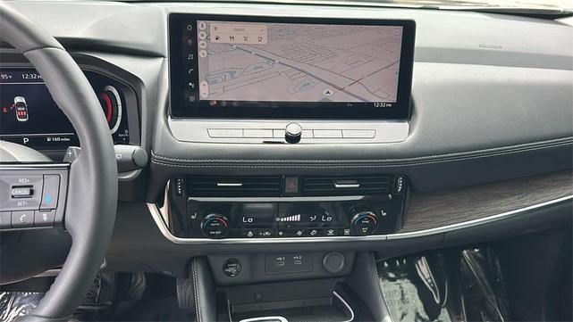 Photo of 2024 Champagne Silve Nissan Rogue