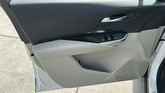 Photo of 2019 Crystal White Tri-Coat Cadillac XT4