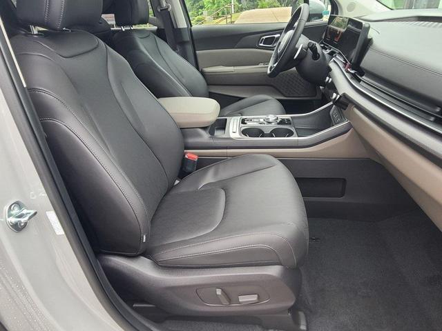 Photo of 2026 Ceramic Silver Kia Carnival Hybrid