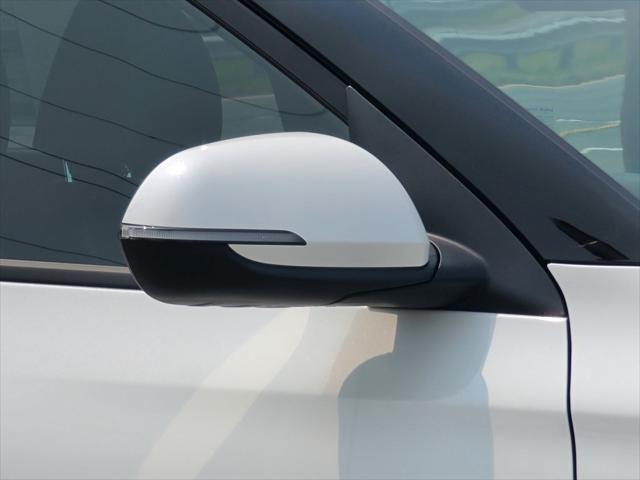 Photo of 2025 Snow White Pearl Kia Seltos