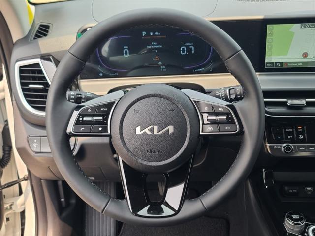 Photo of 2025 Snow White Pearl Kia Seltos