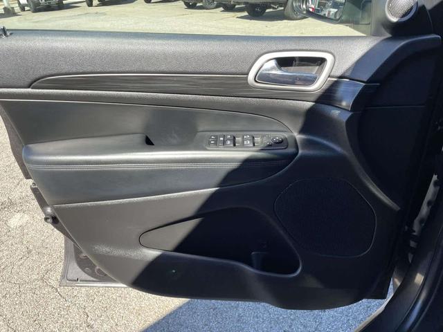 Photo of 2019 Granite Crystal Metallic Clearcoat Jeep Grand Cherokee