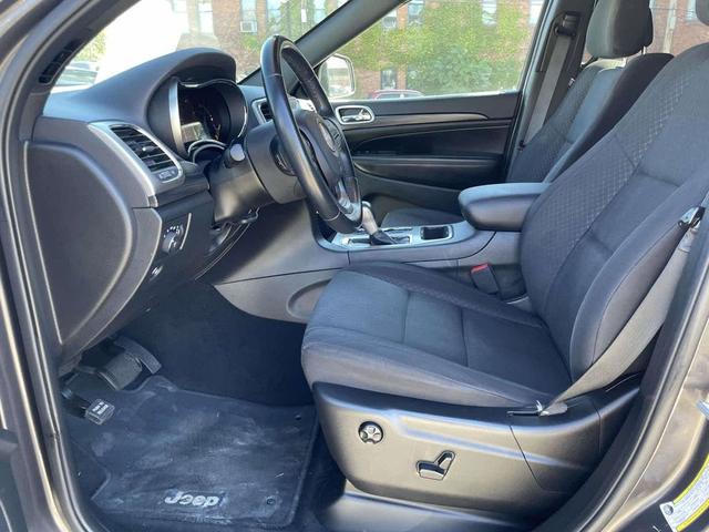 Photo of 2019 Granite Crystal Metallic Clearcoat Jeep Grand Cherokee