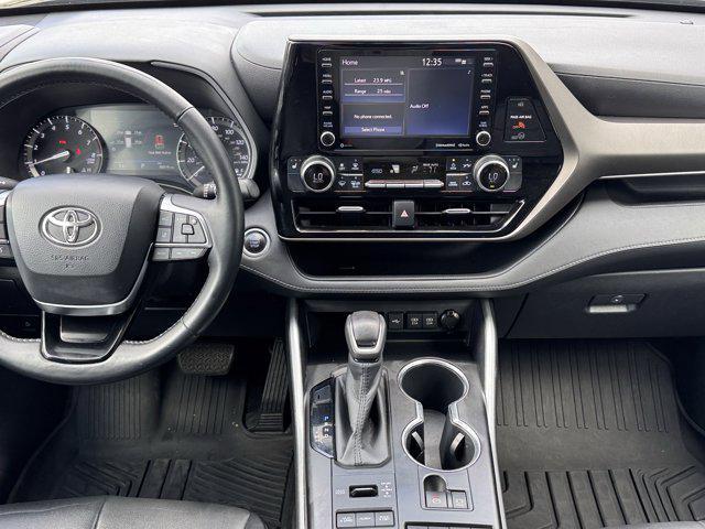 Photo of 2020 Midnight Black Metallic Toyota Highlander