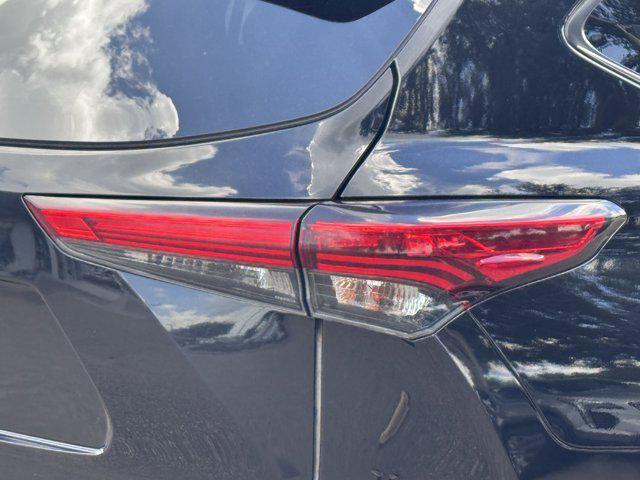 Photo of 2020 Midnight Black Metallic Toyota Highlander
