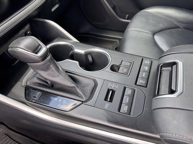 Photo of 2020 Midnight Black Metallic Toyota Highlander