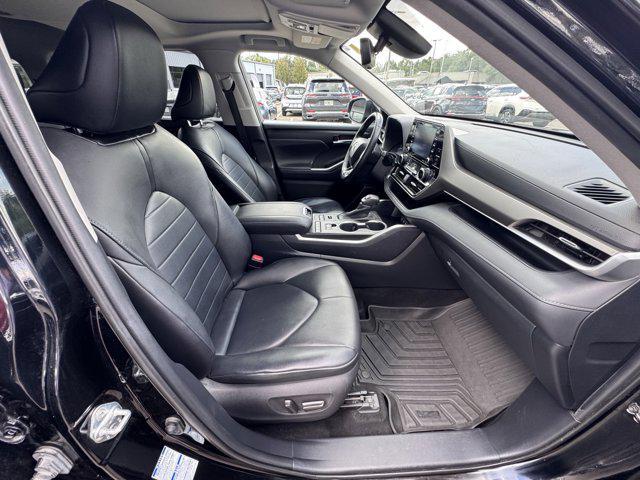 Photo of 2020 Midnight Black Metallic Toyota Highlander