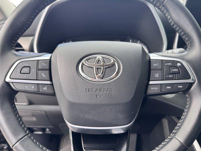 Photo of 2020 Midnight Black Metallic Toyota Highlander