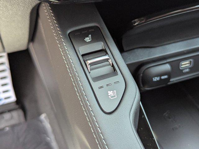 Photo of 2025 White Pearl Kia Telluride