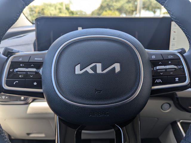 Photo of 2026 White Pearl Kia Carnival