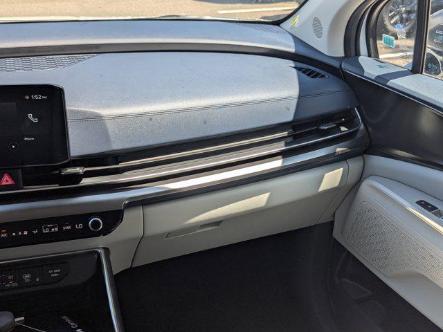Photo of 2026 White Pearl Kia Carnival