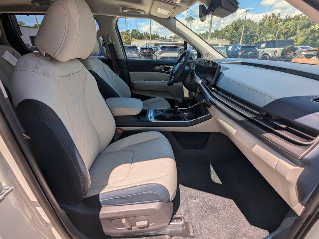 Photo of 2026 White Pearl Kia Carnival