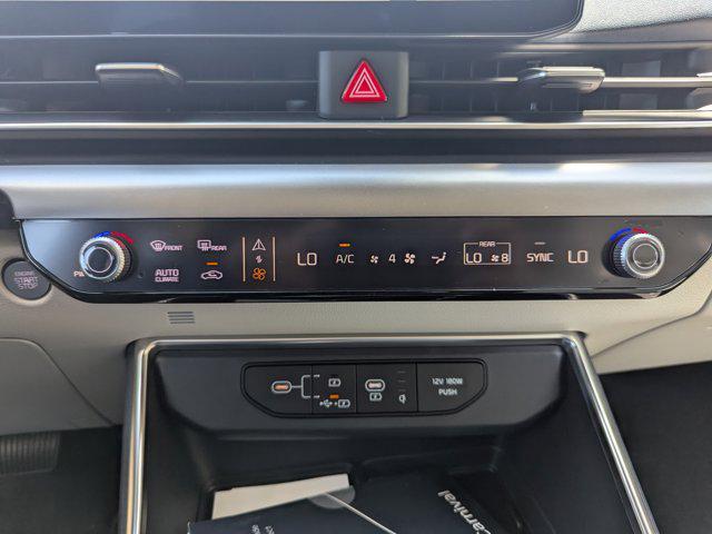 Photo of 2026 White Pearl Kia Carnival
